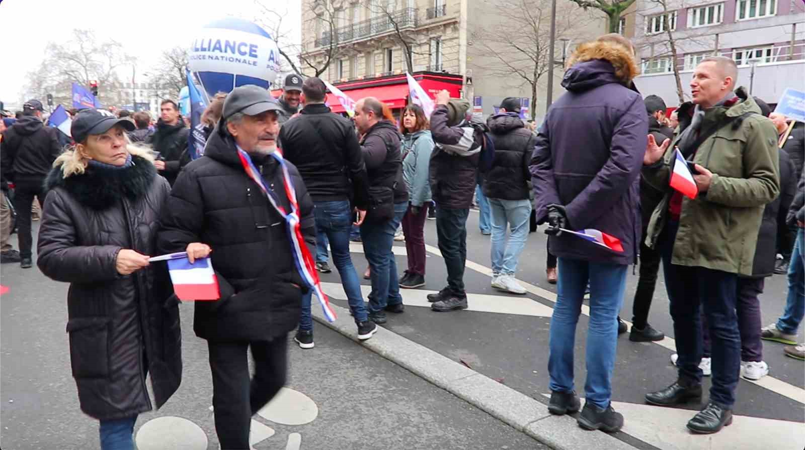 fransada binlerce kisiden polise destek ve kaynak yetersizligine dikkat cekmek icin yuruyus 5 ic6S4PjX
