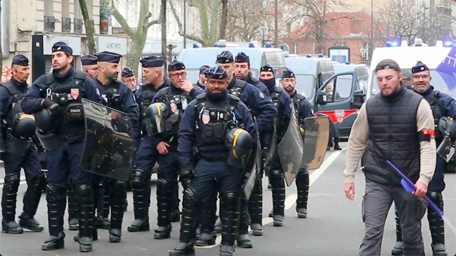 fransada binlerce kisiden polise destek ve kaynak yetersizligine dikkat cekmek icin yuruyus 7 dliVnSEC
