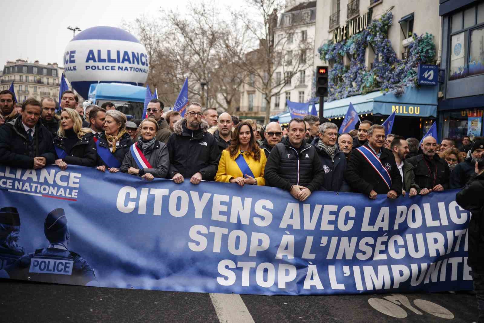 fransada binlerce kisiden polise destek ve kaynak yetersizligine dikkat cekmek icin yuruyus 9 6rikp4Wn