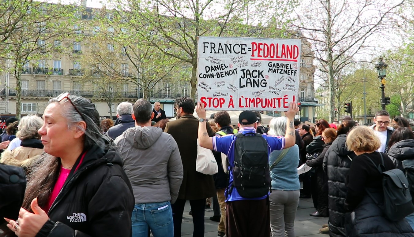 fransada cocuk istismarlarina karsi cocuguma dokunma protestosu 3 ZdQE4v9I
