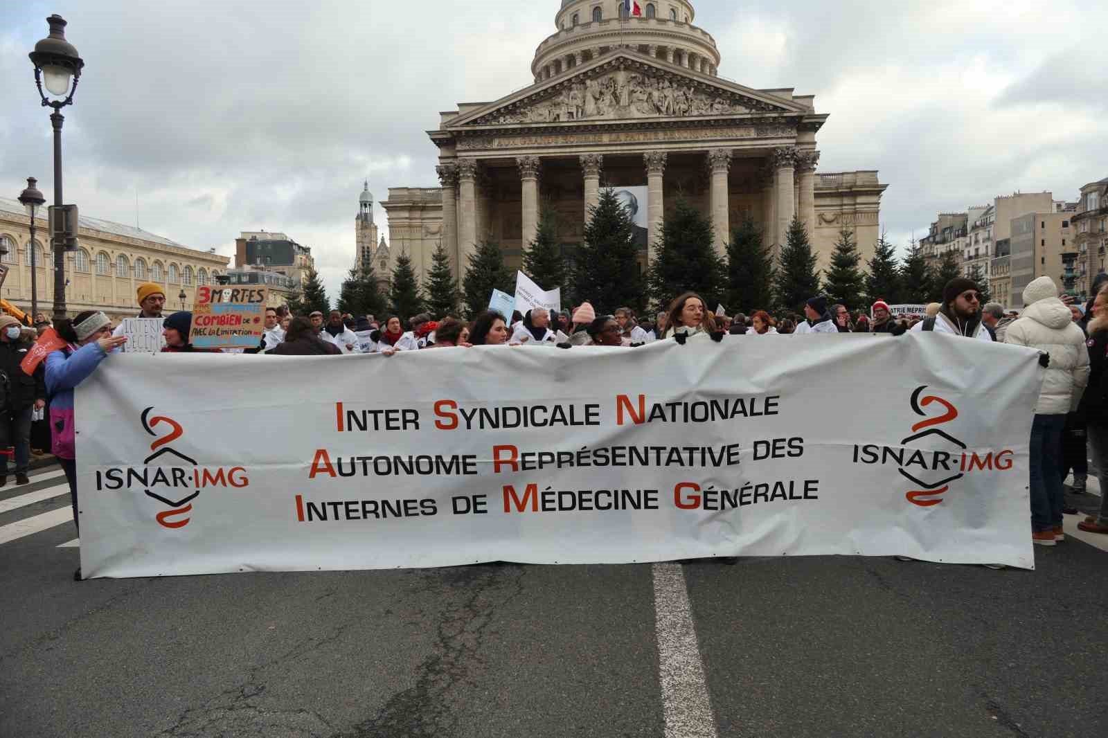 fransada doktorlar 10 gunluk grev kapsaminda parisin sokaklarini doldurdu 10 nTLUmeZO