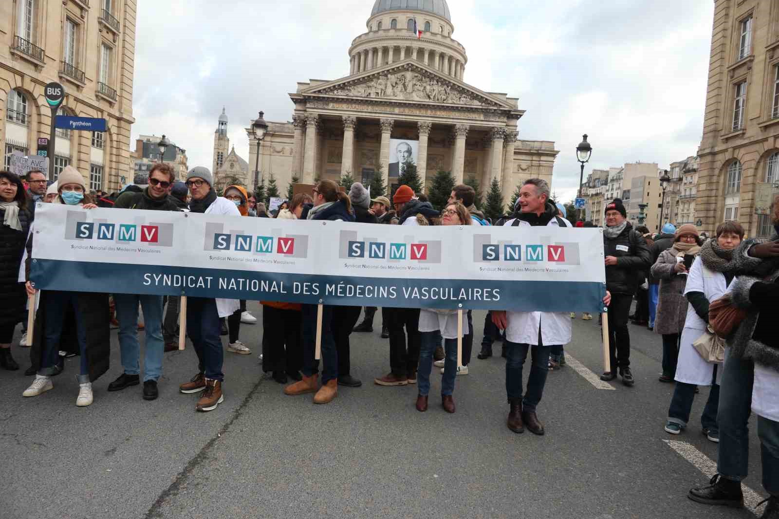 fransada doktorlar 10 gunluk grev kapsaminda parisin sokaklarini doldurdu 11 XrGq4lcO