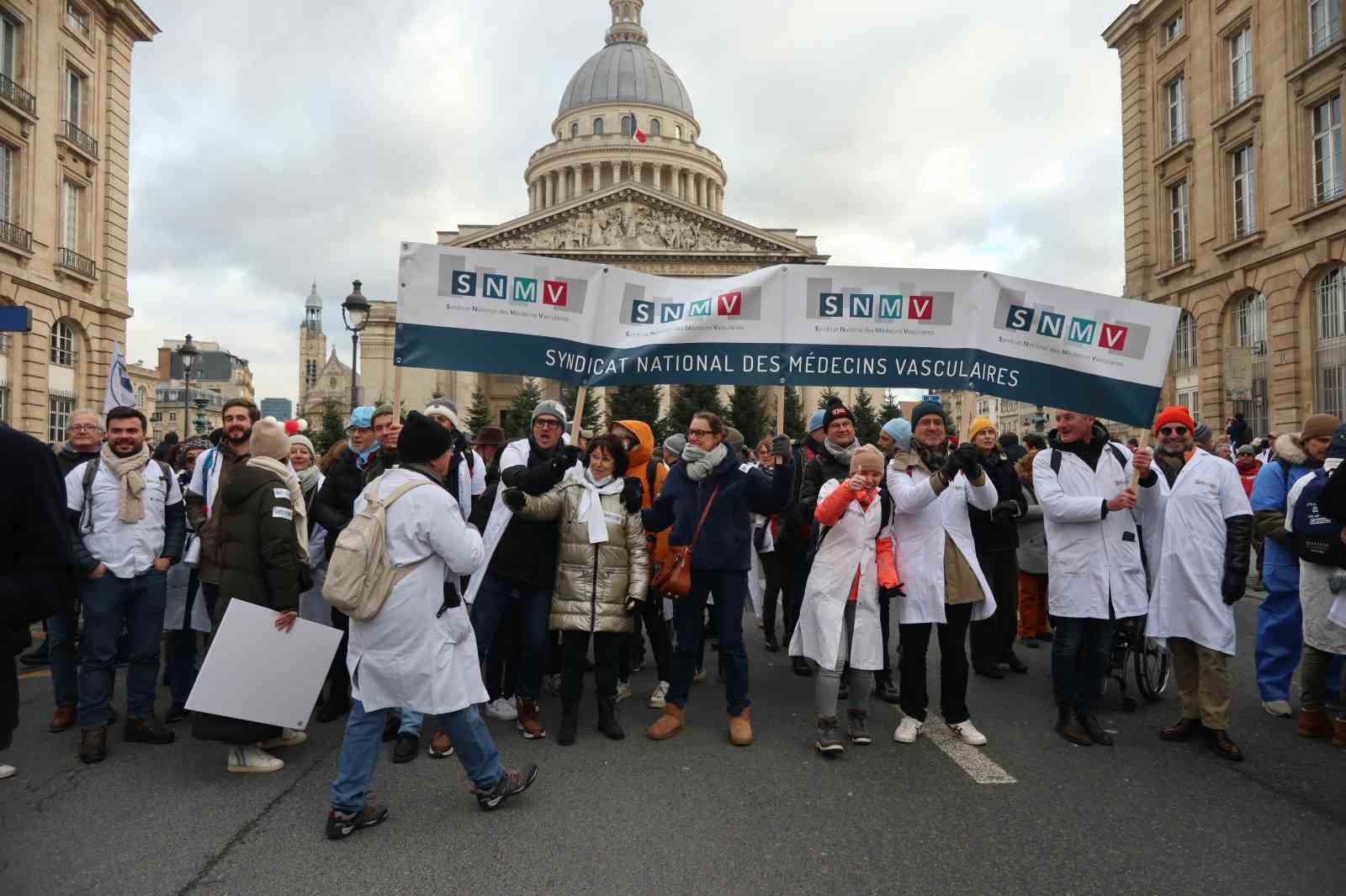 fransada doktorlar 10 gunluk grev kapsaminda parisin sokaklarini doldurdu 12 YpvqXh4q