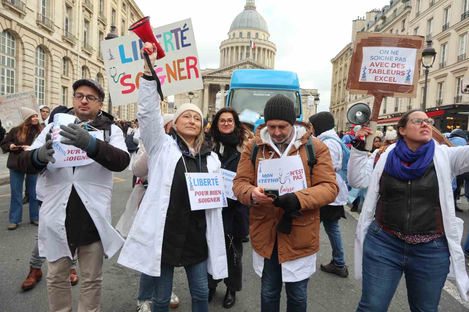 fransada doktorlar 10 gunluk grev kapsaminda parisin sokaklarini doldurdu 13 wdP9LwTE