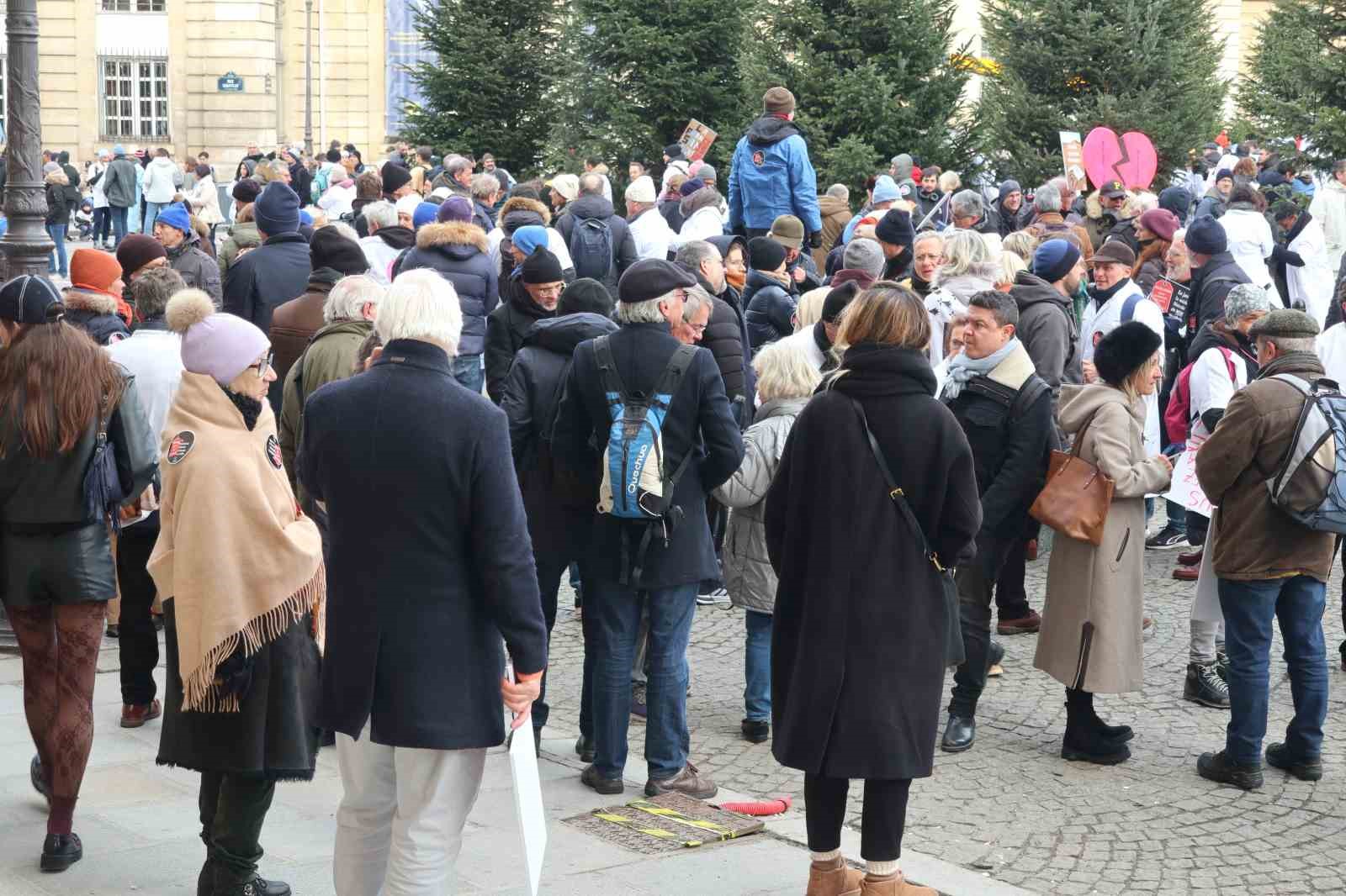 fransada doktorlar 10 gunluk grev kapsaminda parisin sokaklarini doldurdu 3 QBq6f1Yk