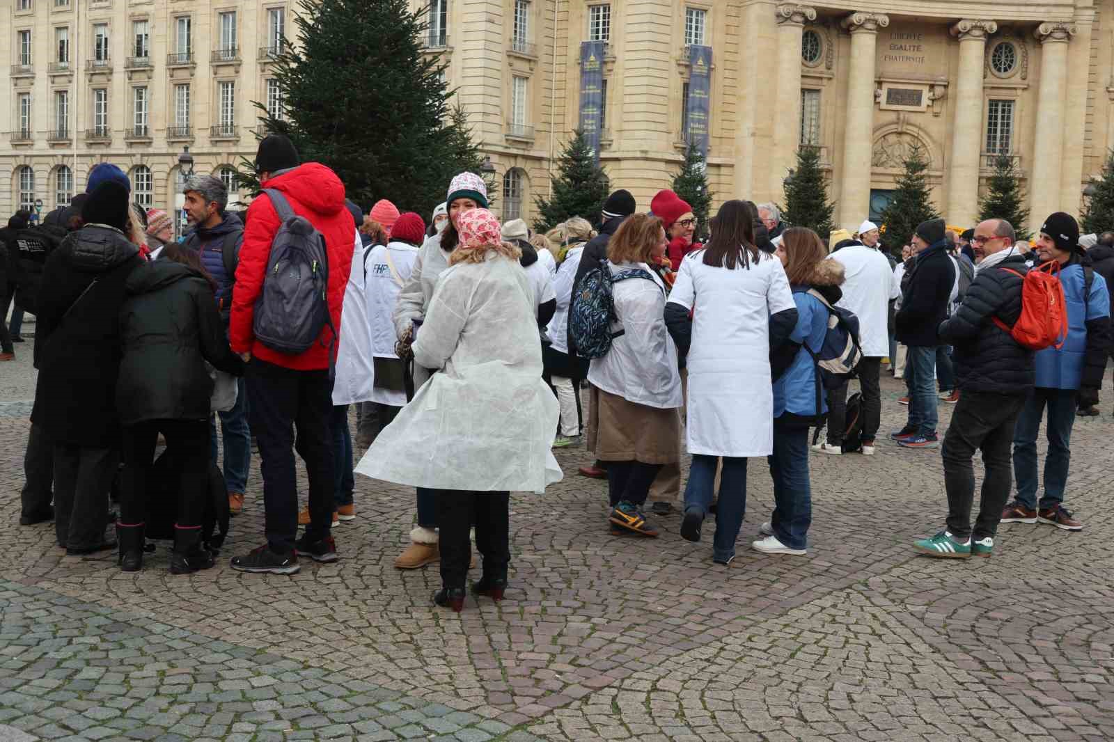 fransada doktorlar 10 gunluk grev kapsaminda parisin sokaklarini doldurdu 4