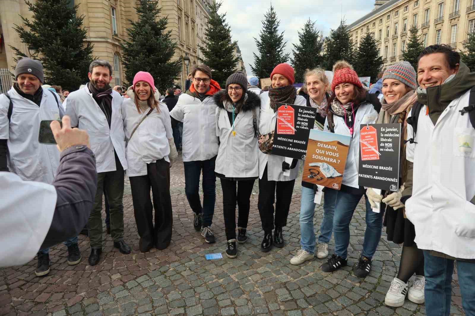 fransada doktorlar 10 gunluk grev kapsaminda parisin sokaklarini doldurdu 5 gwRe79DZ