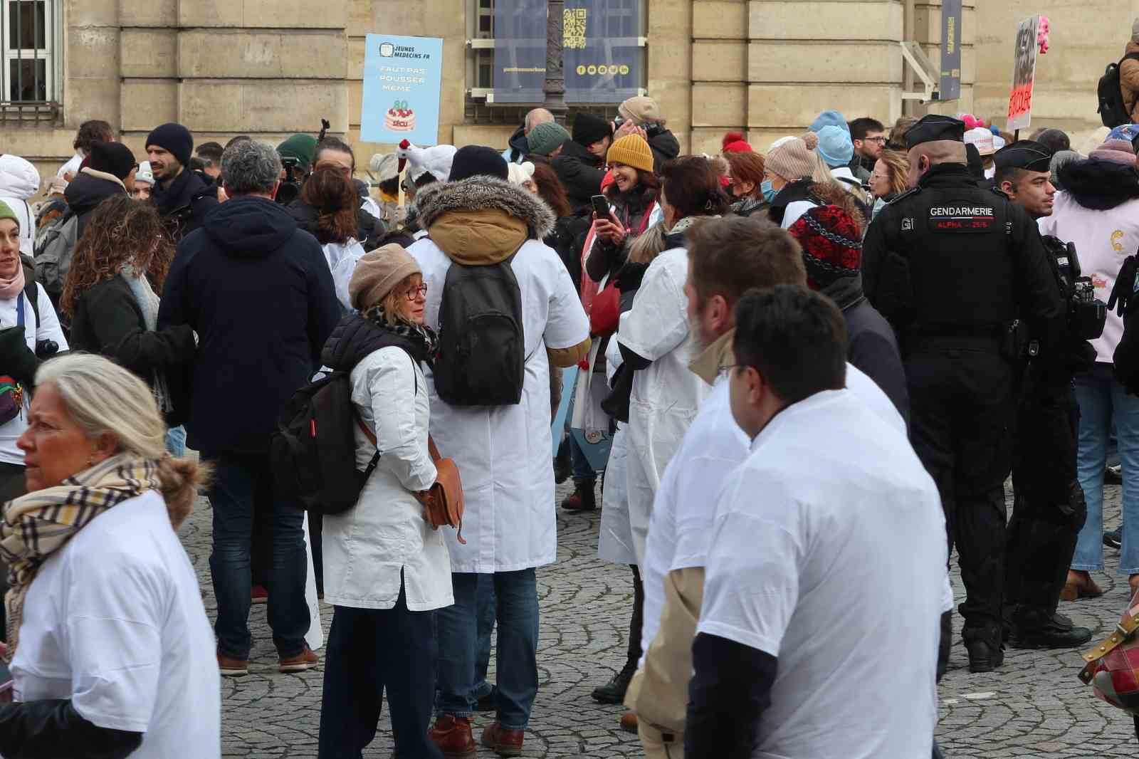 fransada doktorlar 10 gunluk grev kapsaminda parisin sokaklarini doldurdu 6 OzMm6dDp