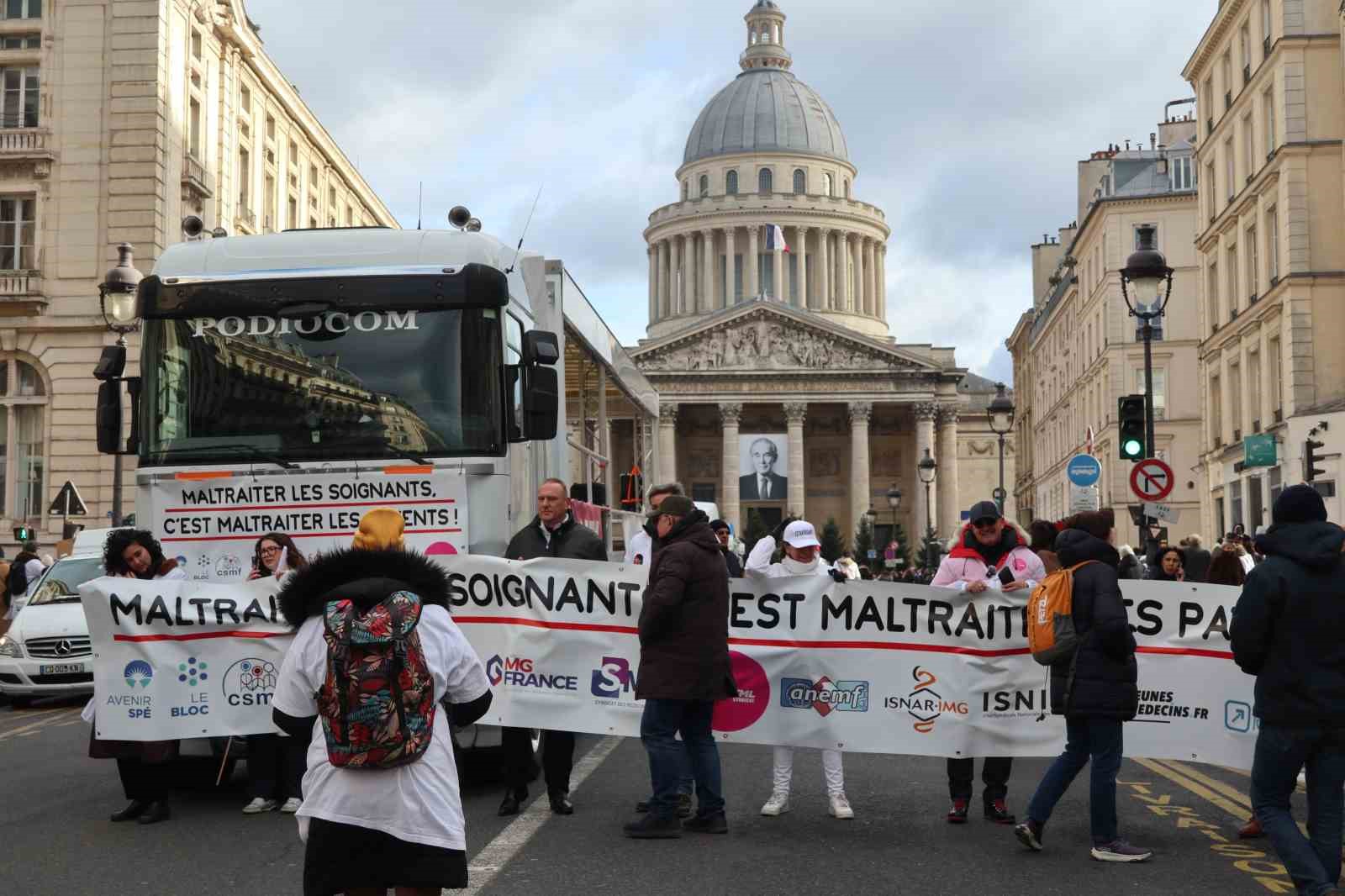 fransada doktorlar 10 gunluk grev kapsaminda parisin sokaklarini doldurdu 9 wjVKQ3XQ