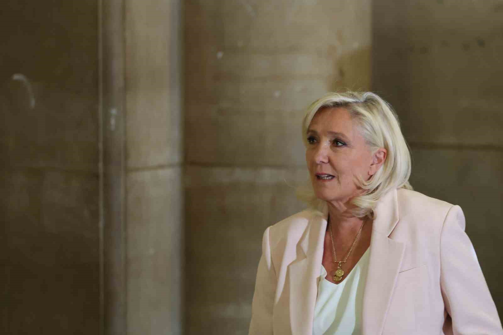 Fransa’da Marine Le Pen’e 3 yıl hapis ve 45 ay siyasi yasak 4 fransada marine le pene 3 yil hapis ve 45 ay siyasi yasak 0 BWtmChZy