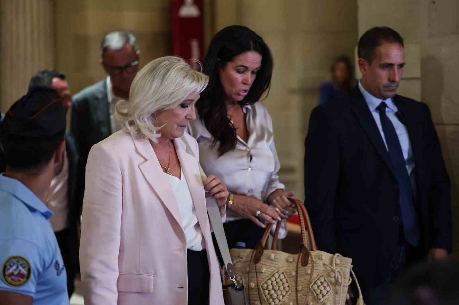 Fransa’da Marine Le Pen’e 3 yıl hapis ve 45 ay siyasi yasak 5 fransada marine le pene 3 yil hapis ve 45 ay siyasi yasak 1 L6ZmMMst