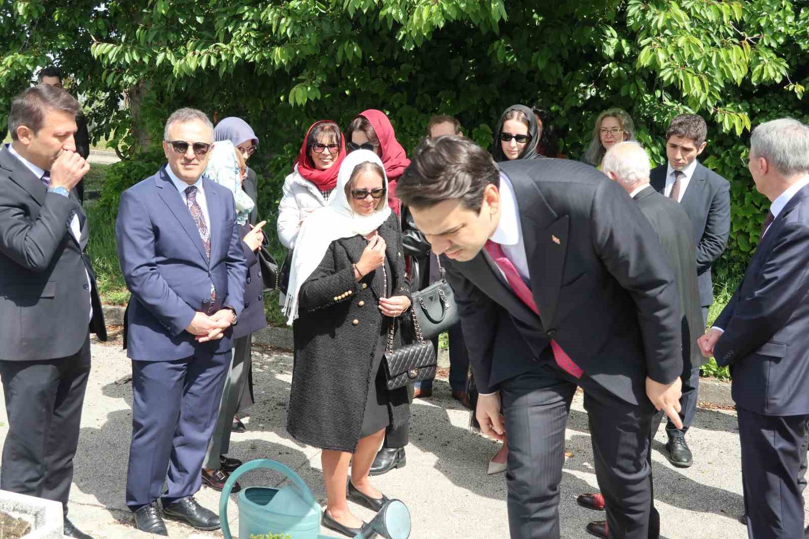 fransada sehzade osman fuad efendi ile adile sultanin kabirleri yenilendi 0 DCpWVEbX