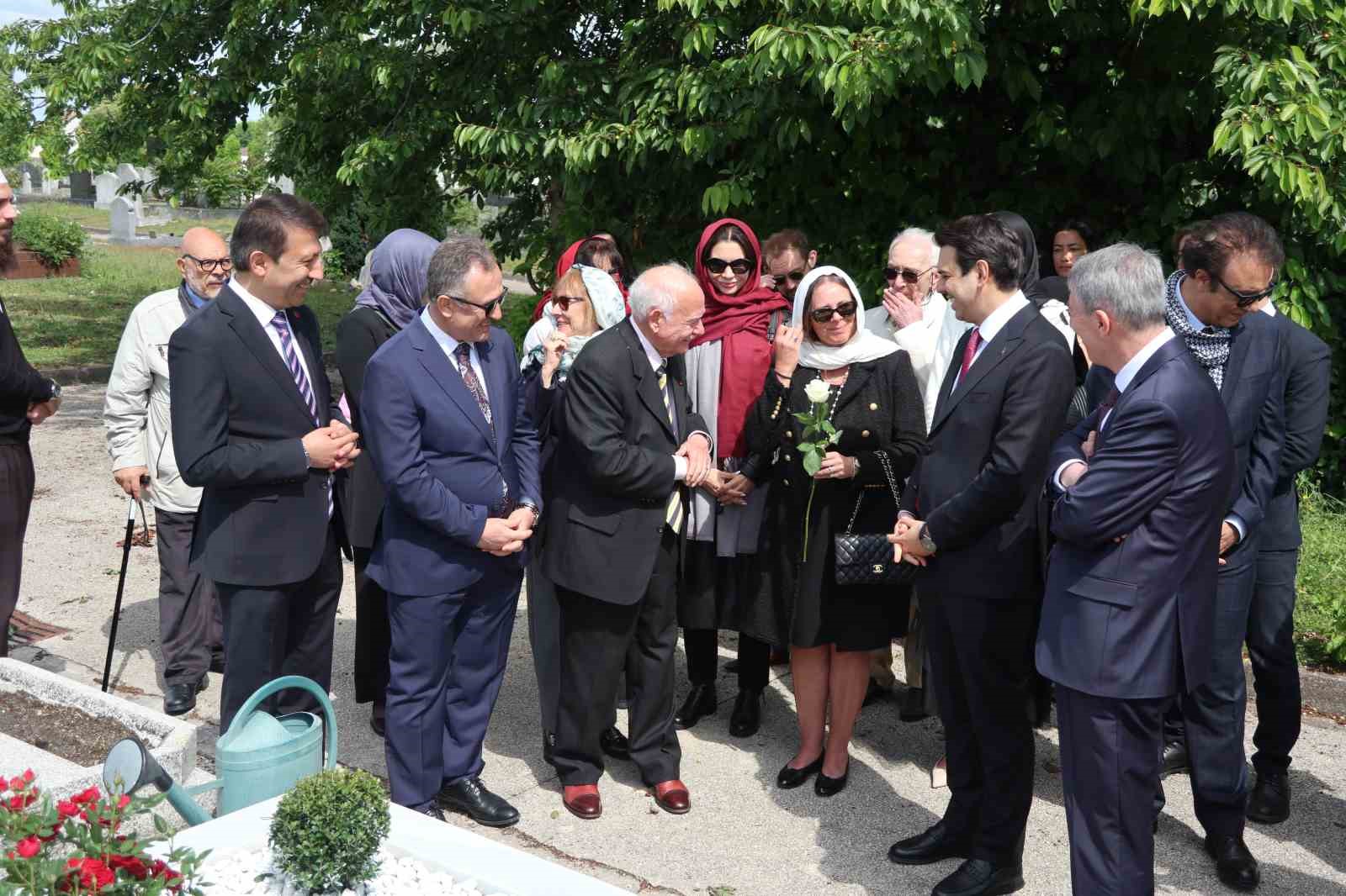 fransada sehzade osman fuad efendi ile adile sultanin kabirleri yenilendi 1 AiKbHblJ
