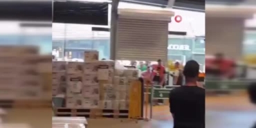 fransada-sicaktan-bunalanlar-klima-ve-vantilator-alabilmek-icin-birbiriyle-yaristi-uJIf5OJu.jpg