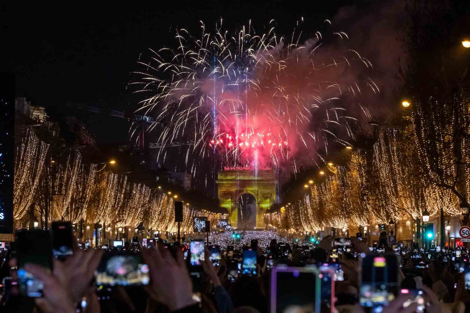 fransada yeni yil ust duzey guvenlik onlemleri altinda kutlandi 2 U9lfXgGd