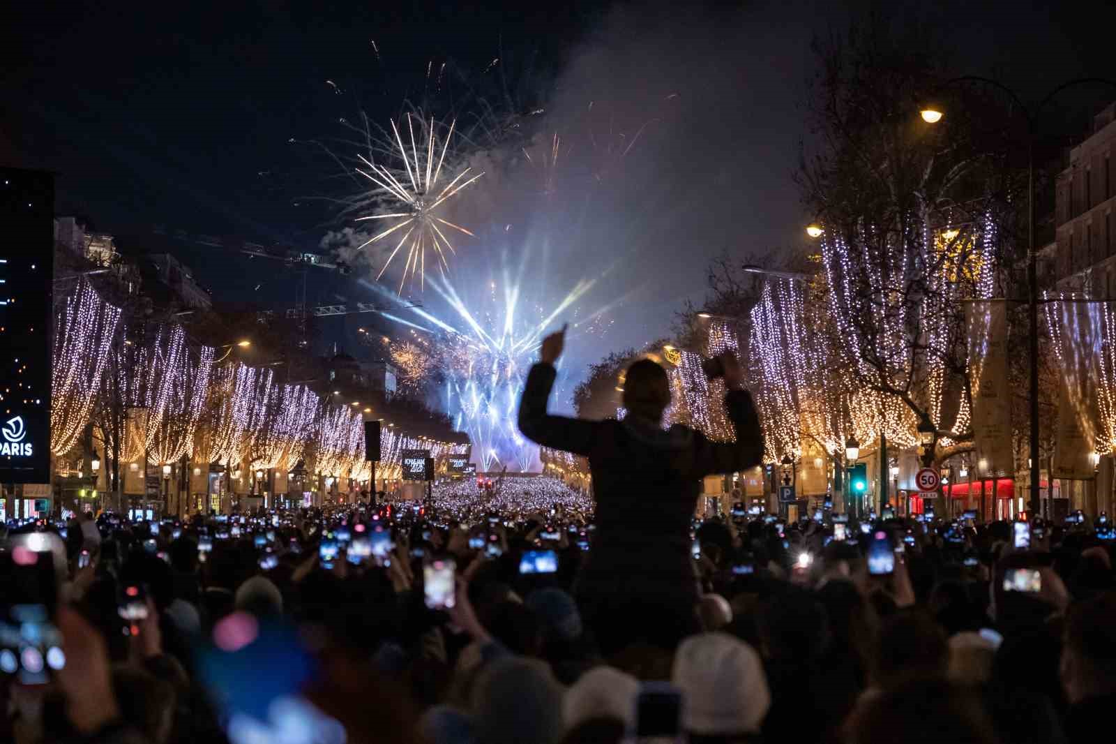fransada yeni yil ust duzey guvenlik onlemleri altinda kutlandi 3 KiW8FdK2