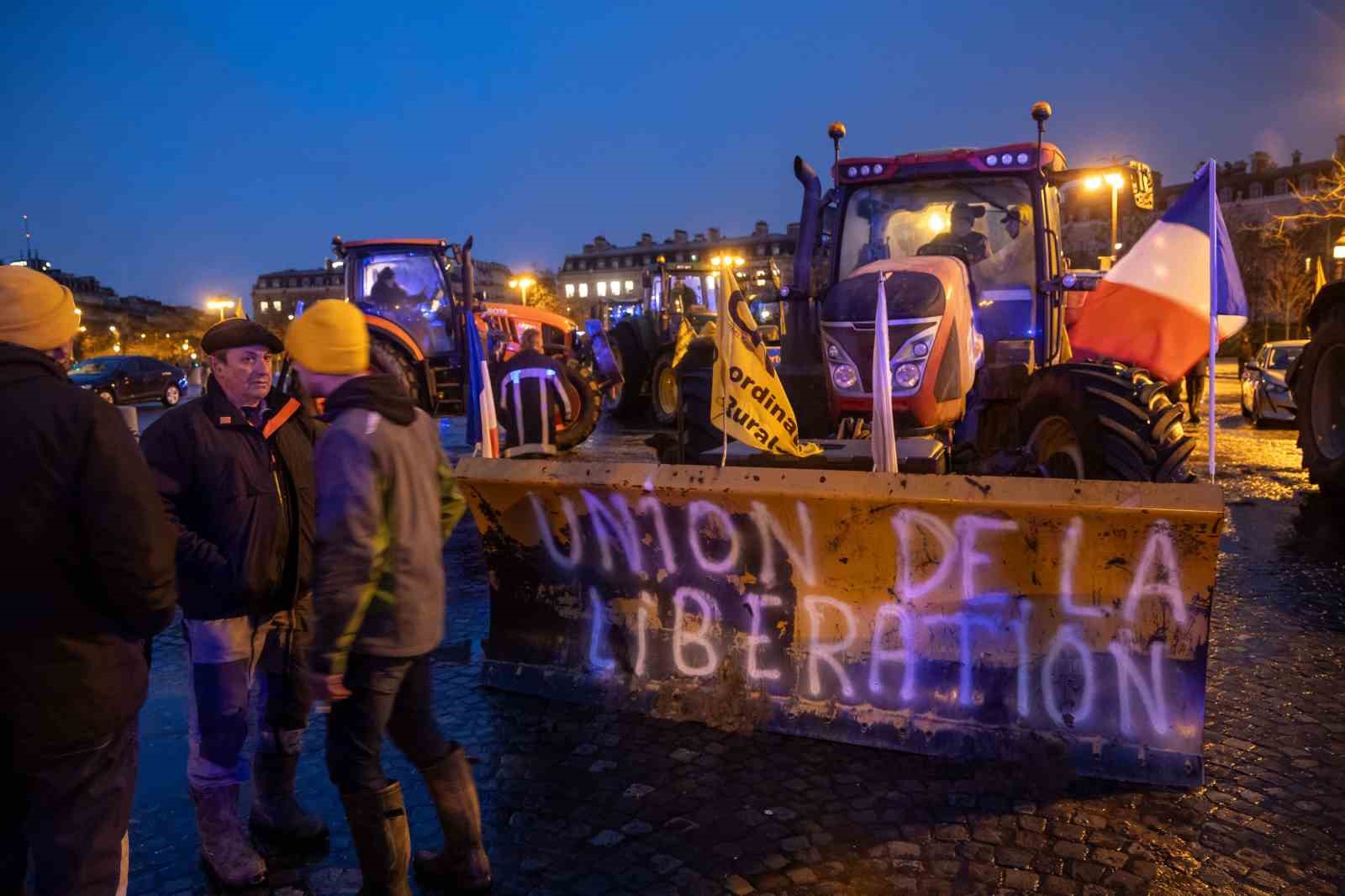 fransiz ciftciler ab mercosur anlasmasini protesto etmek uzere traktorleriyle parise girdi 1 EFOTdHiR