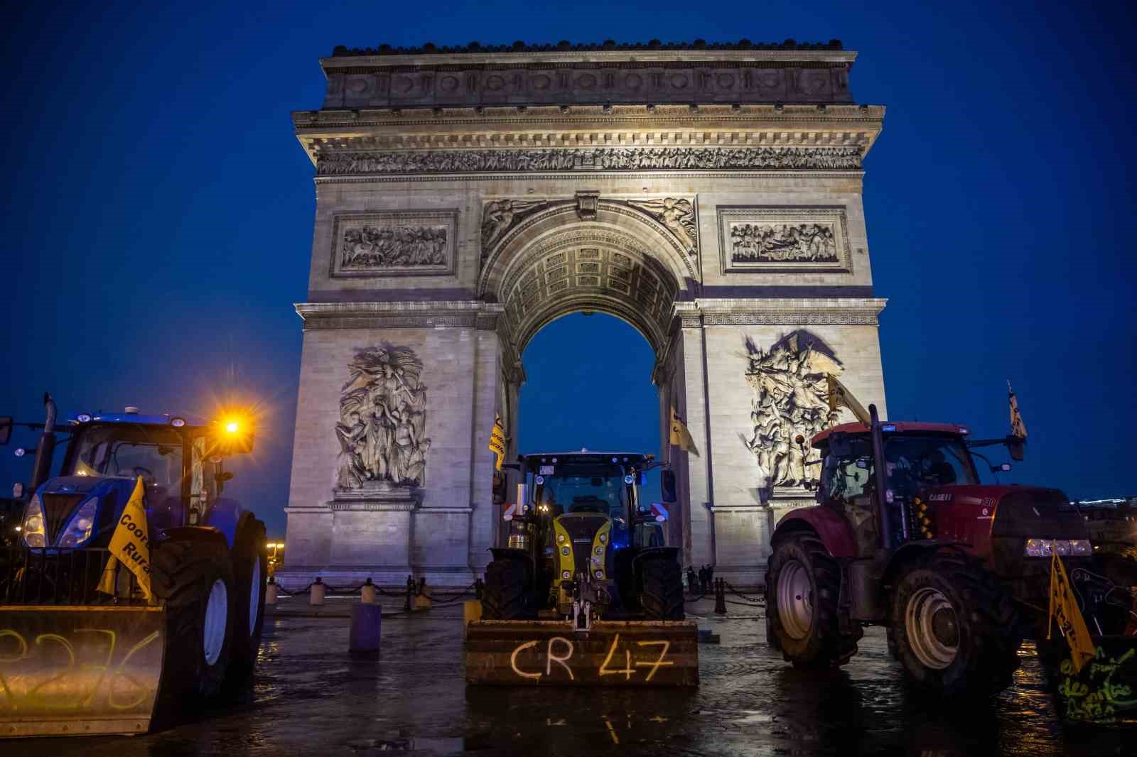 fransiz ciftciler ab mercosur anlasmasini protesto etmek uzere traktorleriyle parise girdi 2 LY4dmZWy