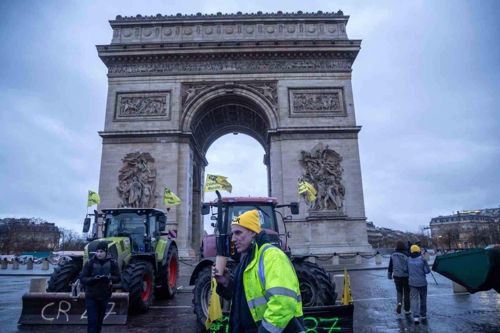 fransiz ciftciler ab mercosur anlasmasini protesto etmek uzere traktorleriyle parise girdi 3 FzUHchTX