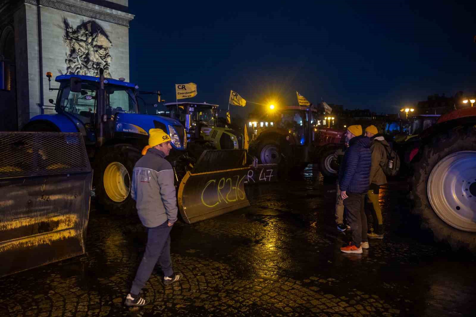 fransiz ciftciler ab mercosur anlasmasini protesto etmek uzere traktorleriyle parise girdi 4 33Sf4GCL