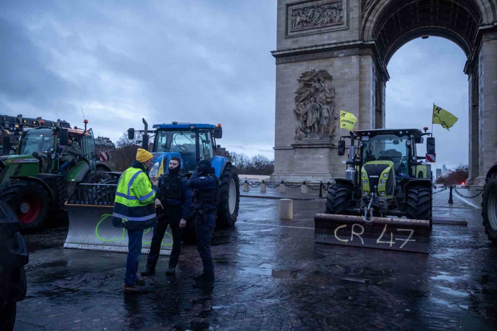 fransiz ciftciler ab mercosur anlasmasini protesto etmek uzere traktorleriyle parise girdi 5 B4fTibaO