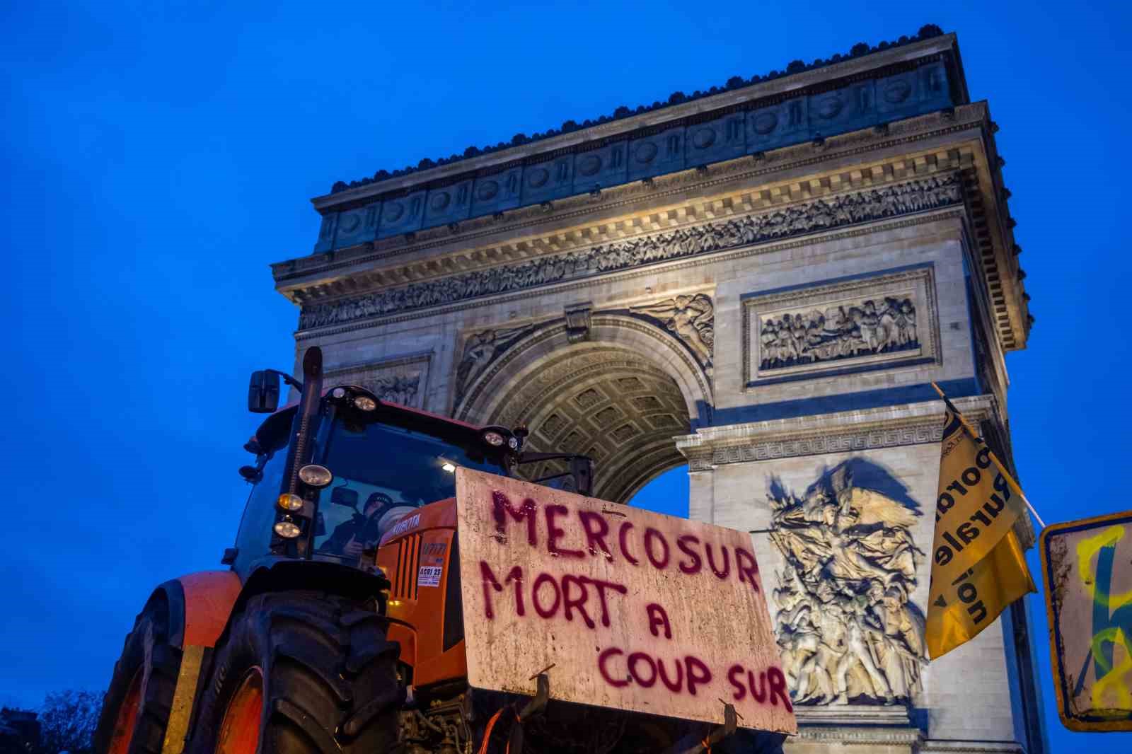 fransiz ciftciler ab mercosur anlasmasini protesto etmek uzere traktorleriyle parise girdi 6 eZdYN3lC