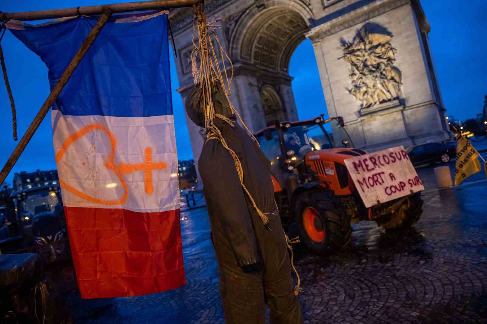 fransiz ciftciler ab mercosur anlasmasini protesto etmek uzere traktorleriyle parise girdi 7 3AdCgdFI