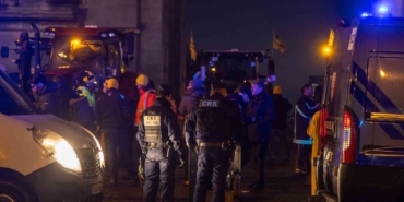 fransiz-ciftciler-ab-mercosur-anlasmasini-protesto-etmek-uzere-traktorleriyle-parise-girdi-7hzj8SIl.jpg