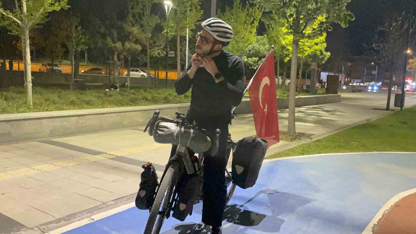 fransiz turist turk bayragi takili bisikletiyle turkiyeyi geziyor 1 ftwG6EbI