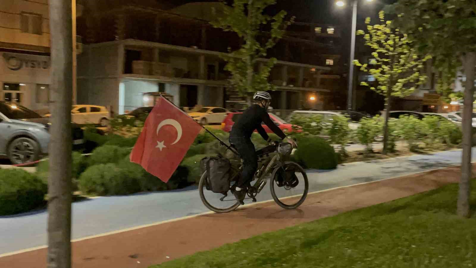 fransiz turist turk bayragi takili bisikletiyle turkiyeyi geziyor 2 wH6ar3vB