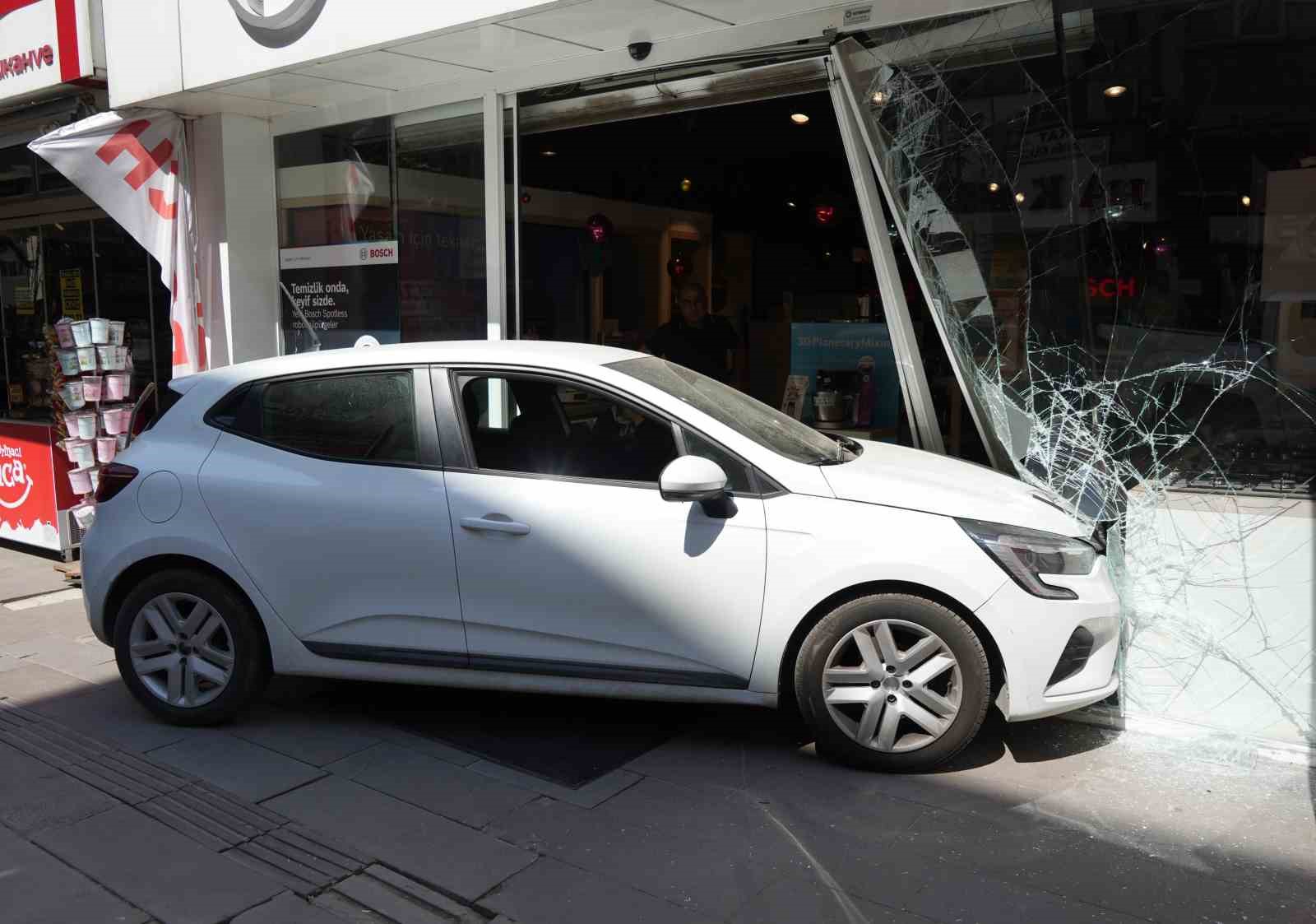Fren yerine gaza basınca kaza kaçınılmaz oldu: Otomobiliyle iş yerine daldı 4 fren yerine gaza basinca kaza kacinilmaz oldu otomobiliyle is yerine daldi 0 47c8sZRW
