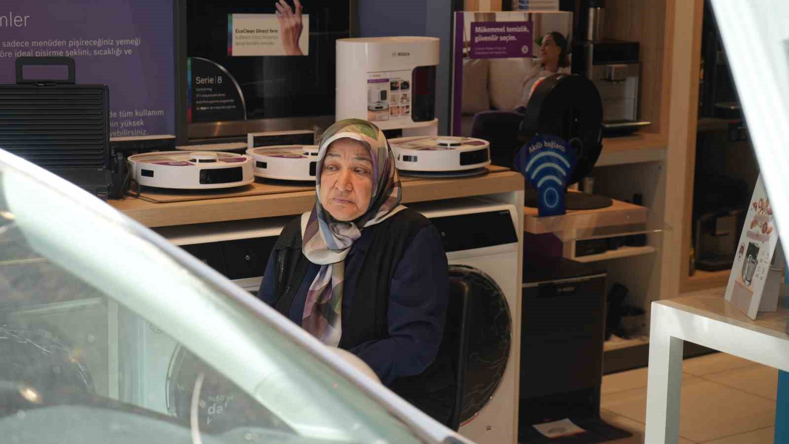 Fren yerine gaza basınca kaza kaçınılmaz oldu: Otomobiliyle iş yerine daldı 5 fren yerine gaza basinca kaza kacinilmaz oldu otomobiliyle is yerine daldi 1 nnFTviQD