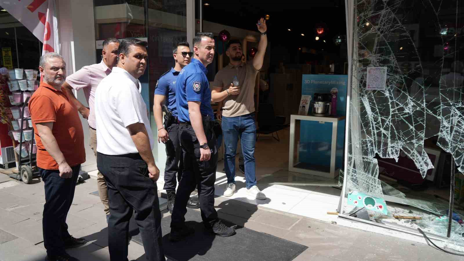 Fren yerine gaza basınca kaza kaçınılmaz oldu: Otomobiliyle iş yerine daldı 6 fren yerine gaza basinca kaza kacinilmaz oldu otomobiliyle is yerine daldi 2 3qC2k2ap