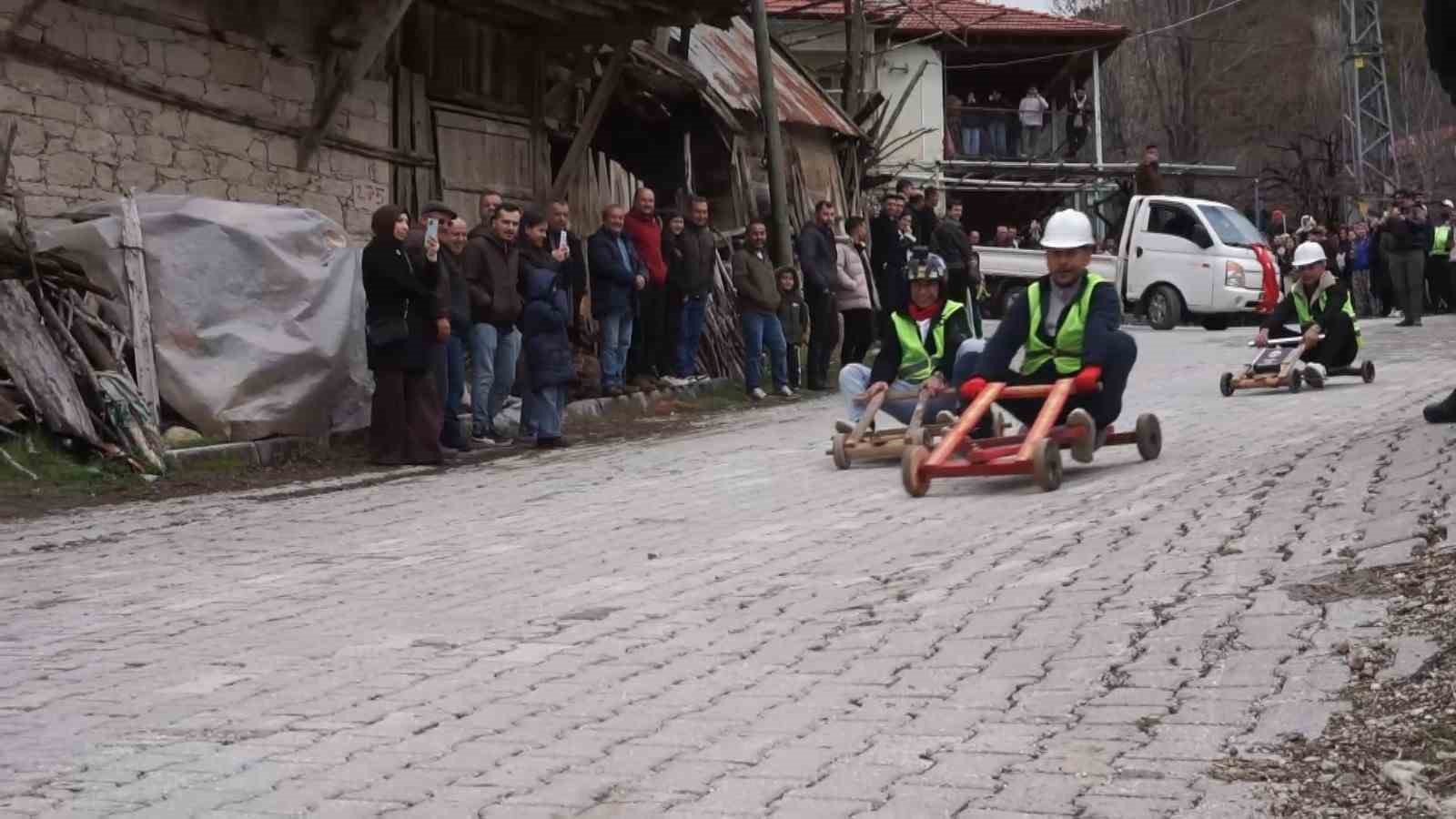 Fren yok, heyecan çok, geleneksel tahta araba yarışı bu yılda nefesleri kesti 4 fren yok heyecan cok geleneksel tahta araba yarisi bu yilda nefesleri kesti 0 8cmtYDF5