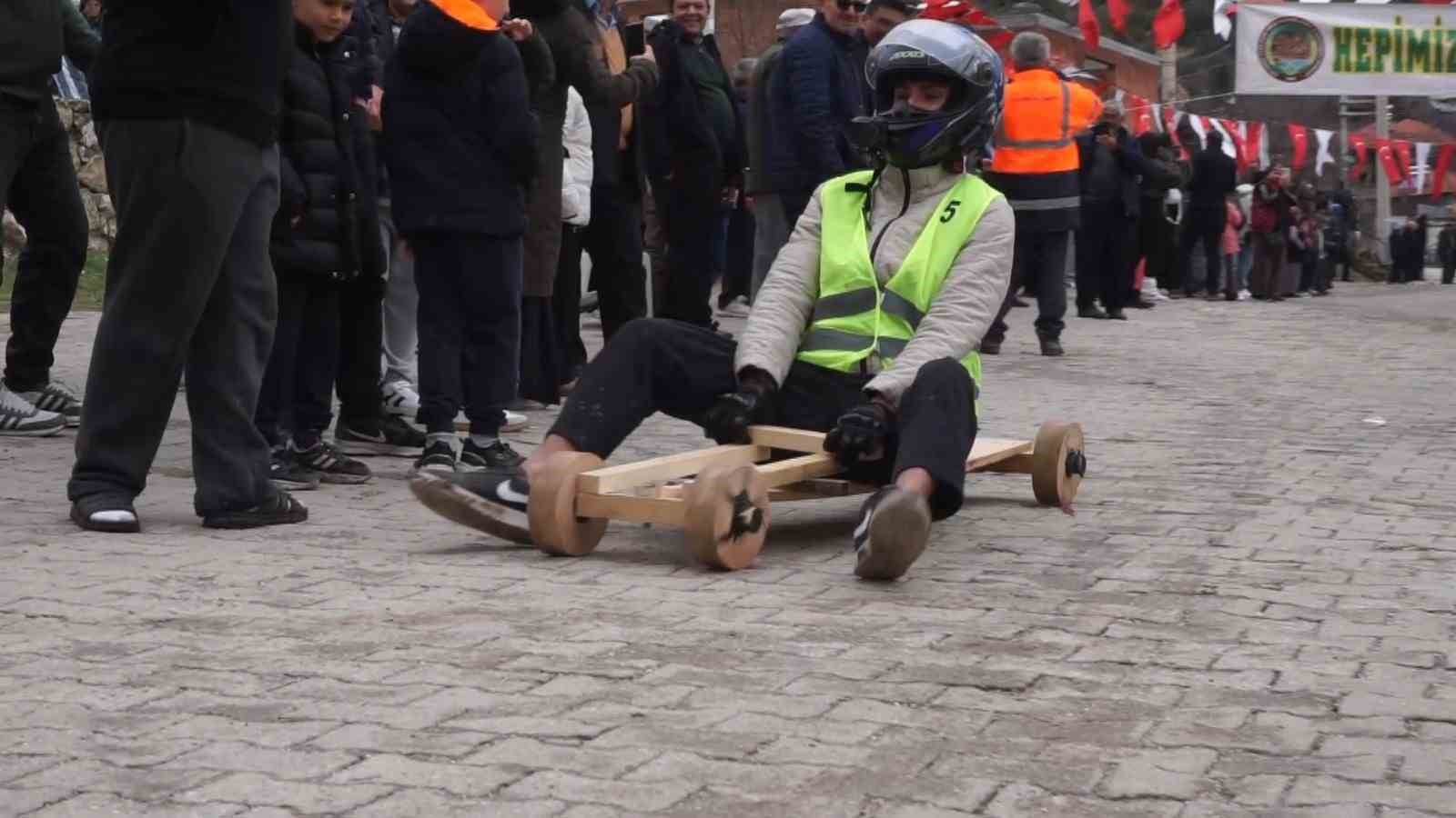 Fren yok, heyecan çok, geleneksel tahta araba yarışı bu yılda nefesleri kesti 5 fren yok heyecan cok geleneksel tahta araba yarisi bu yilda nefesleri kesti 1