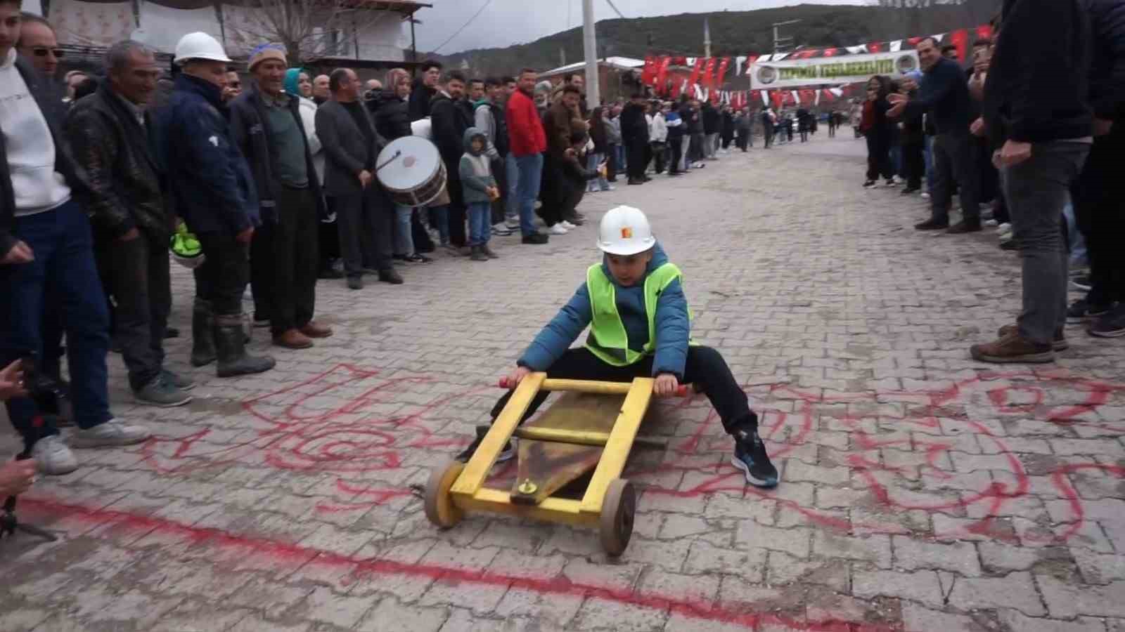 Fren yok, heyecan çok, geleneksel tahta araba yarışı bu yılda nefesleri kesti 9 fren yok heyecan cok geleneksel tahta araba yarisi bu yilda nefesleri kesti 5 6JNMVvJd
