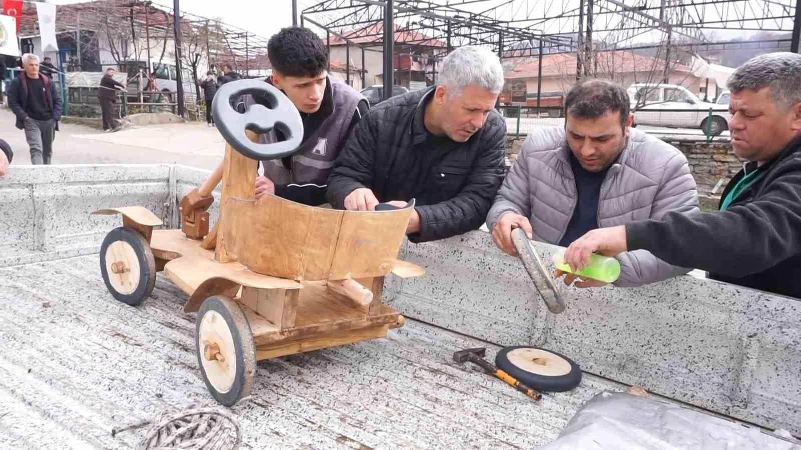 Fren yok, heyecan çok, geleneksel tahta araba yarışı bu yılda nefesleri kesti 11 fren yok heyecan cok geleneksel tahta araba yarisi bu yilda nefesleri kesti 7 tgCOSEVl