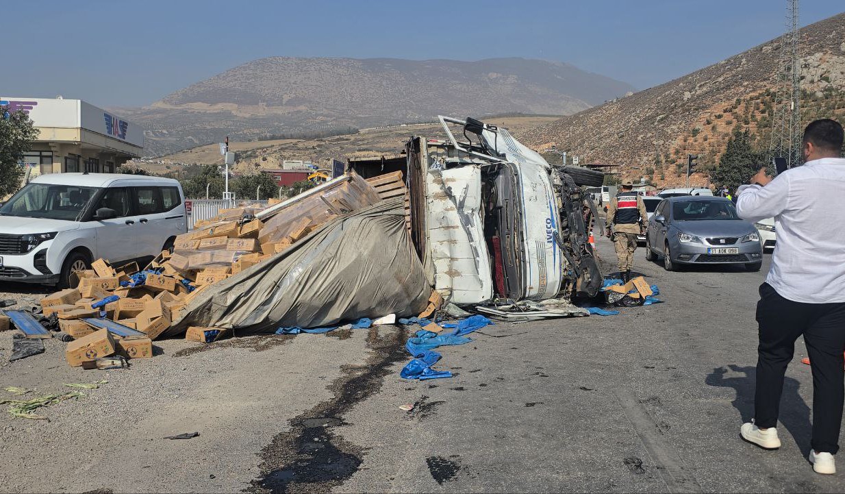 freni arizalanan kamyon isikta bekleyen 8 araca carpti 4 yarali 2