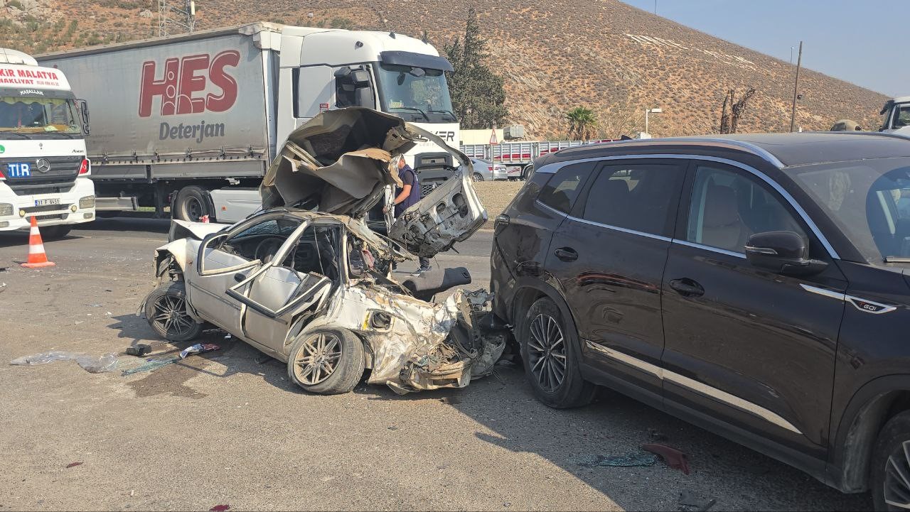 freni arizalanan kamyon isikta bekleyen 8 araca carpti 4 yarali 3 4TaauQbb