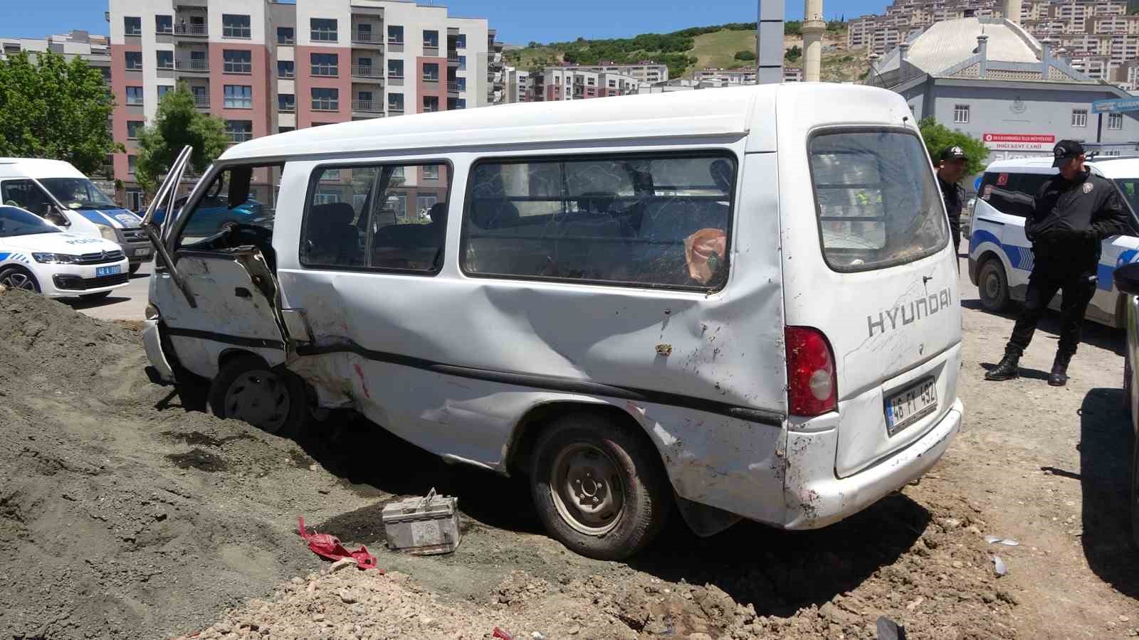Freni boşalan kamyon 7 araca çarptı: 6 yaralı 7 freni bosalan kamyon 7 araca carpti 6 yarali 3 6y31QFSd
