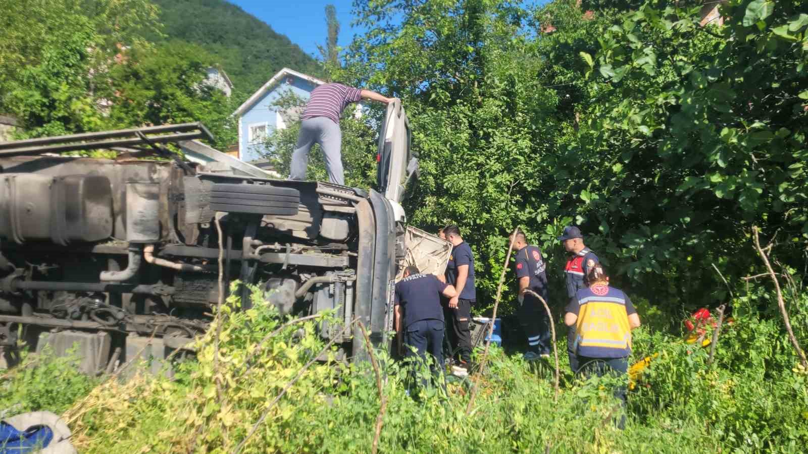 freni bosalan kamyon devrildi ekipler surucuyu kurtarmak icin zamanla yaristi 1 gvJ2QJcr