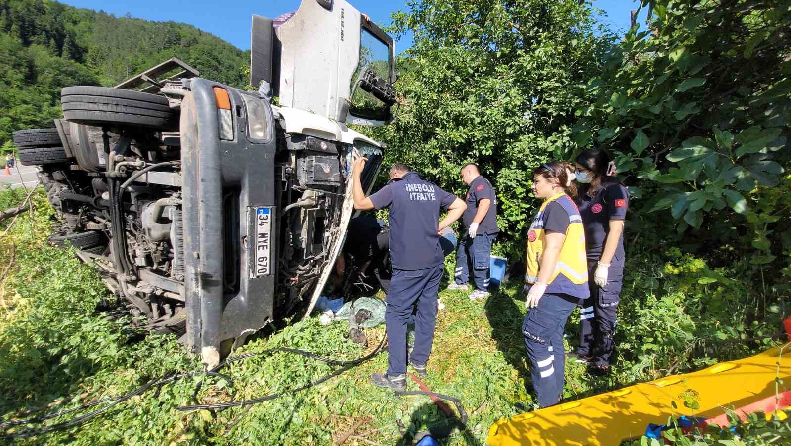 freni bosalan kamyon devrildi ekipler surucuyu kurtarmak icin zamanla yaristi 2 NXDeCZZJ