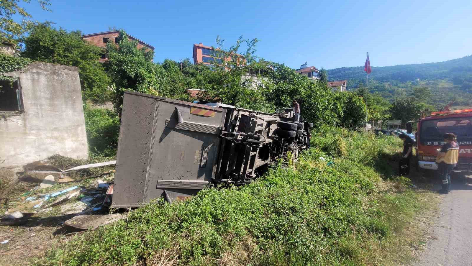freni bosalan kamyon devrildi ekipler surucuyu kurtarmak icin zamanla yaristi 4 t6RpWMZQ