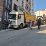 freni-bosalan-kamyon-eve-carpti-mahalle-sakinleri-deprem-oluyor-sandi-GiBnHu6R.jpg