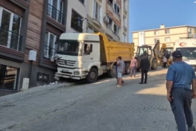 Otomobilin çarptığı araç bahçeye devrildi: 4 yaralı 1 thumbnail