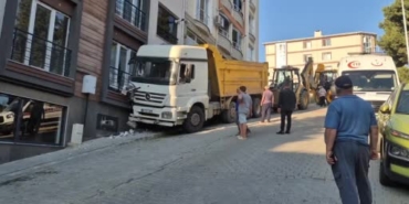 freni-bosalan-kamyon-eve-carpti-mahalle-sakinleri-deprem-oluyor-sandi-GiBnHu6R.jpg