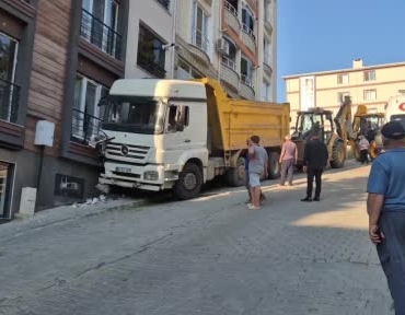 freni-bosalan-kamyon-eve-carpti-mahalle-sakinleri-deprem-oluyor-sandi-GiBnHu6R.jpg