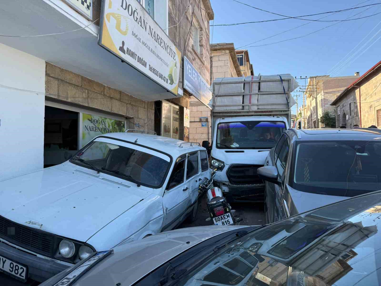 Freni boşalan kamyonet park halindeki araçlara çarptı 4 freni bosalan kamyonet park halindeki araclara carpti 0 fCzSEk8l