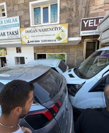 freni-bosalan-kamyonet-park-halindeki-araclara-carpti-vPhjk8W5.jpg