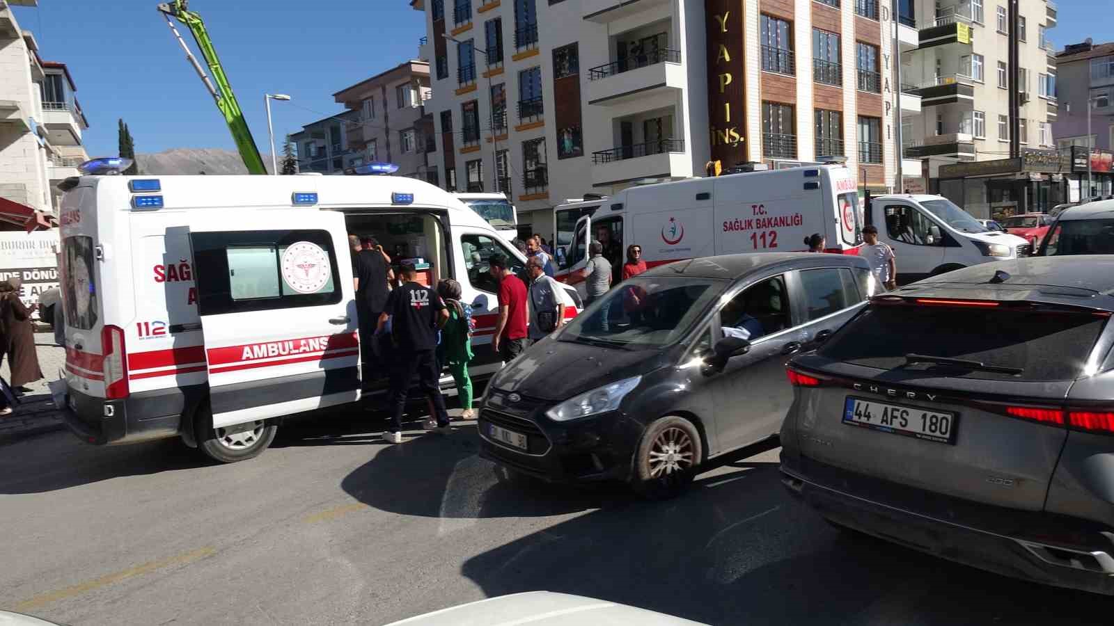 Freni boşalan minibüs dehşet saçtı: 7 yaralı 5 freni bosalan minibus dehset sacti 7 yarali 1 aTi6Caa7